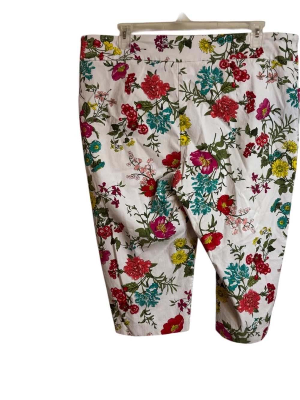 SPRING/SUMMER White Floral Capri Pant  PLUS: 2X    #O - Picture 4 of 8